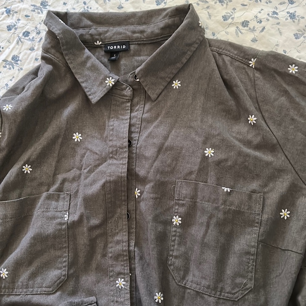 Daisy embroidered button down 3X